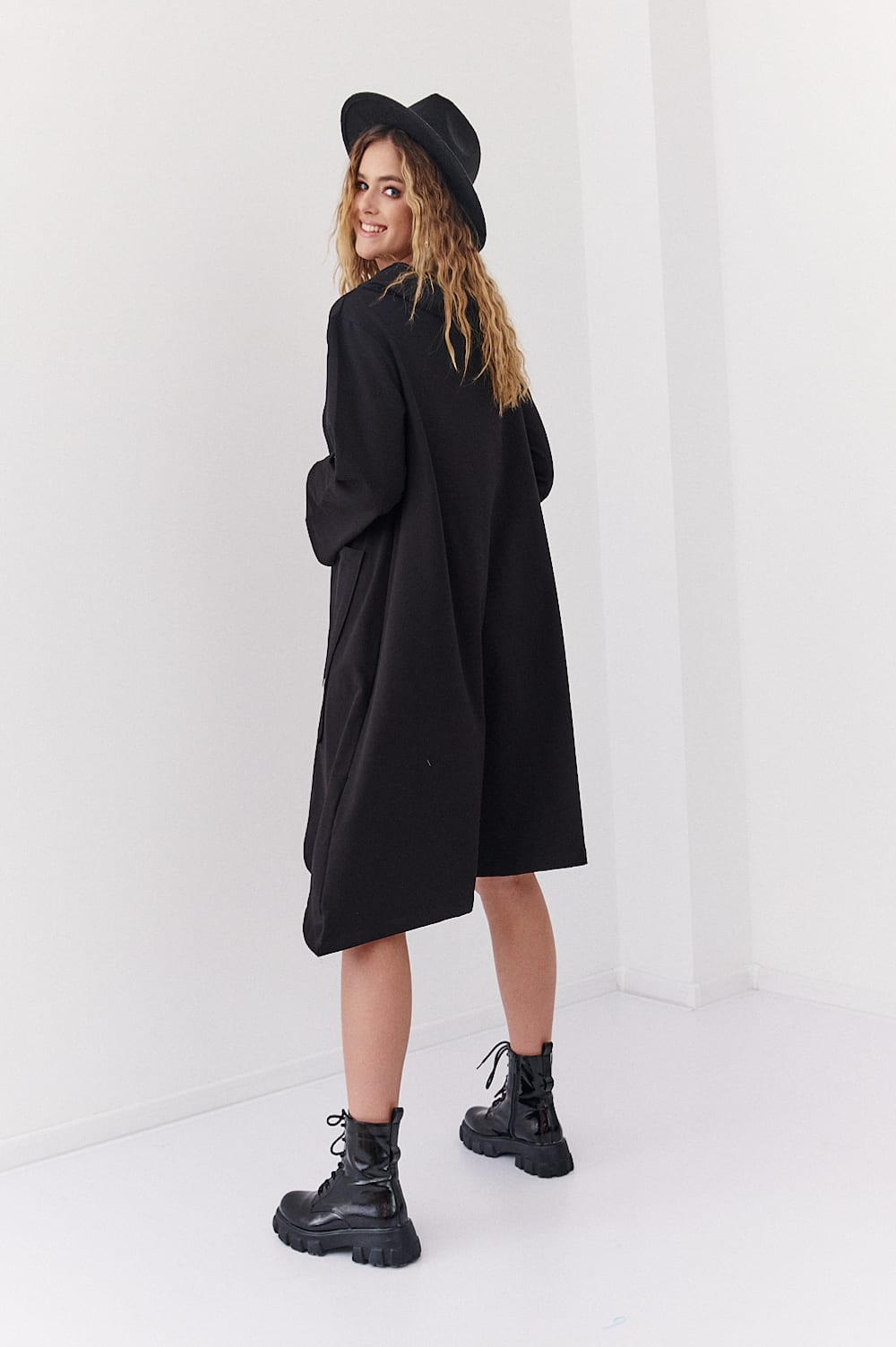 Trapezoidal dress with a wide turtleneck black