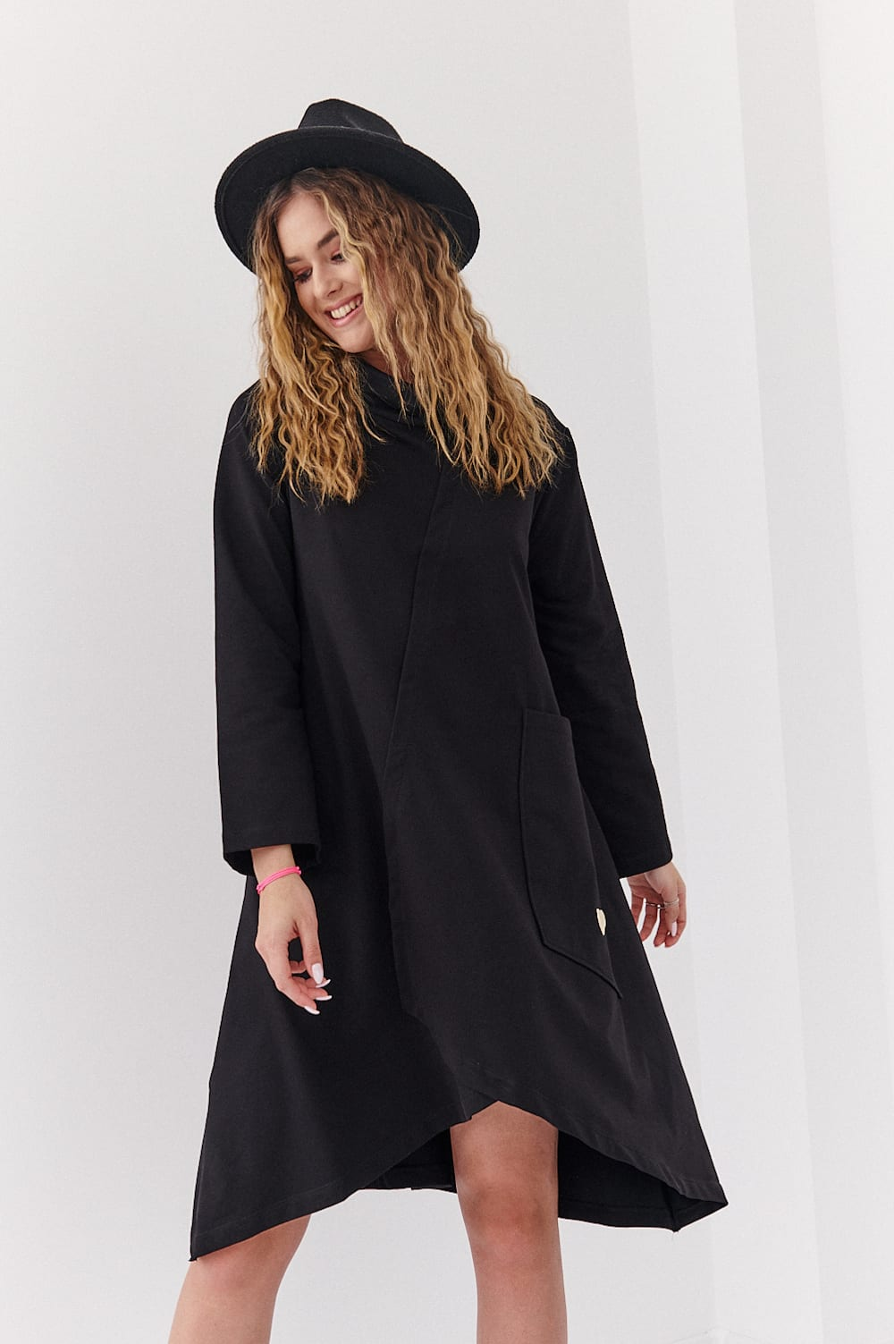 Trapezoidal dress with a wide turtleneck black