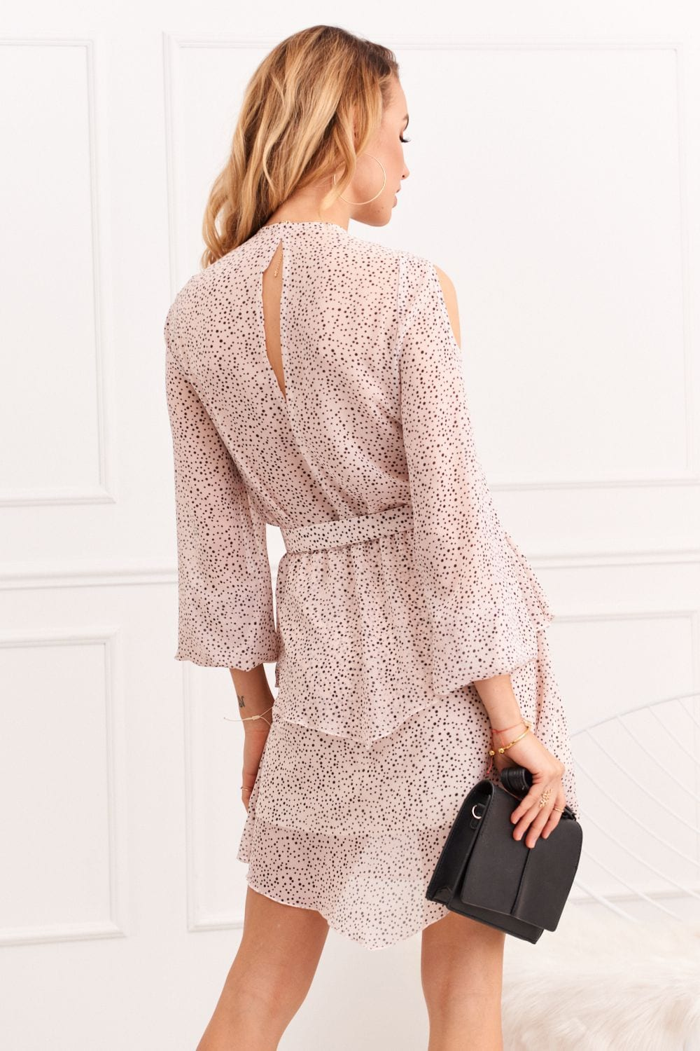 Airy dress with cut-outs on the shoulders, light pink