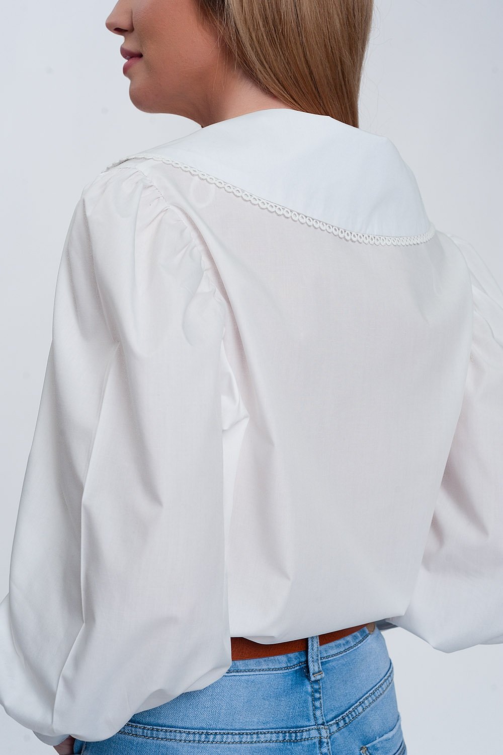 Hvid skjorte med krave
