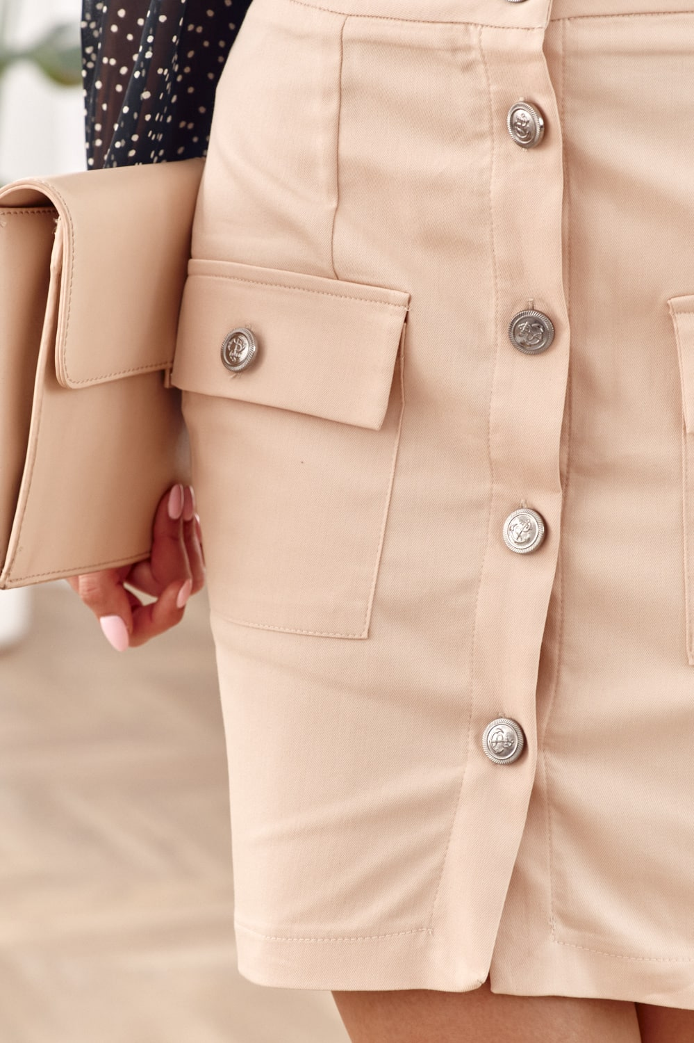Buttoned mini skirt beige