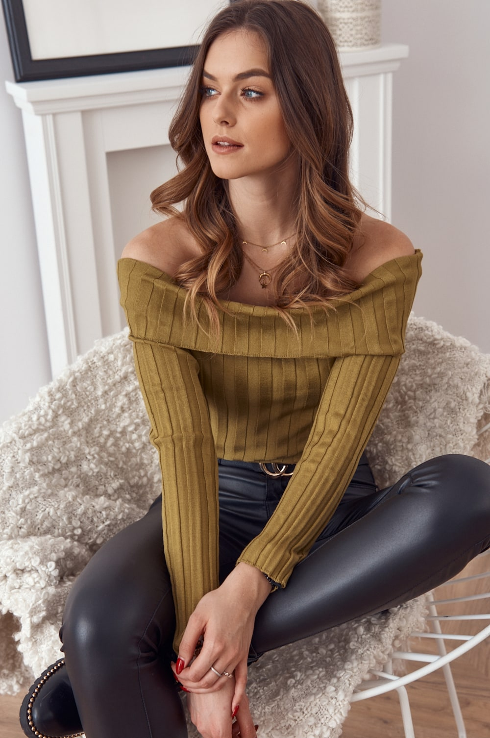 Short blouse with bare shoulders olive